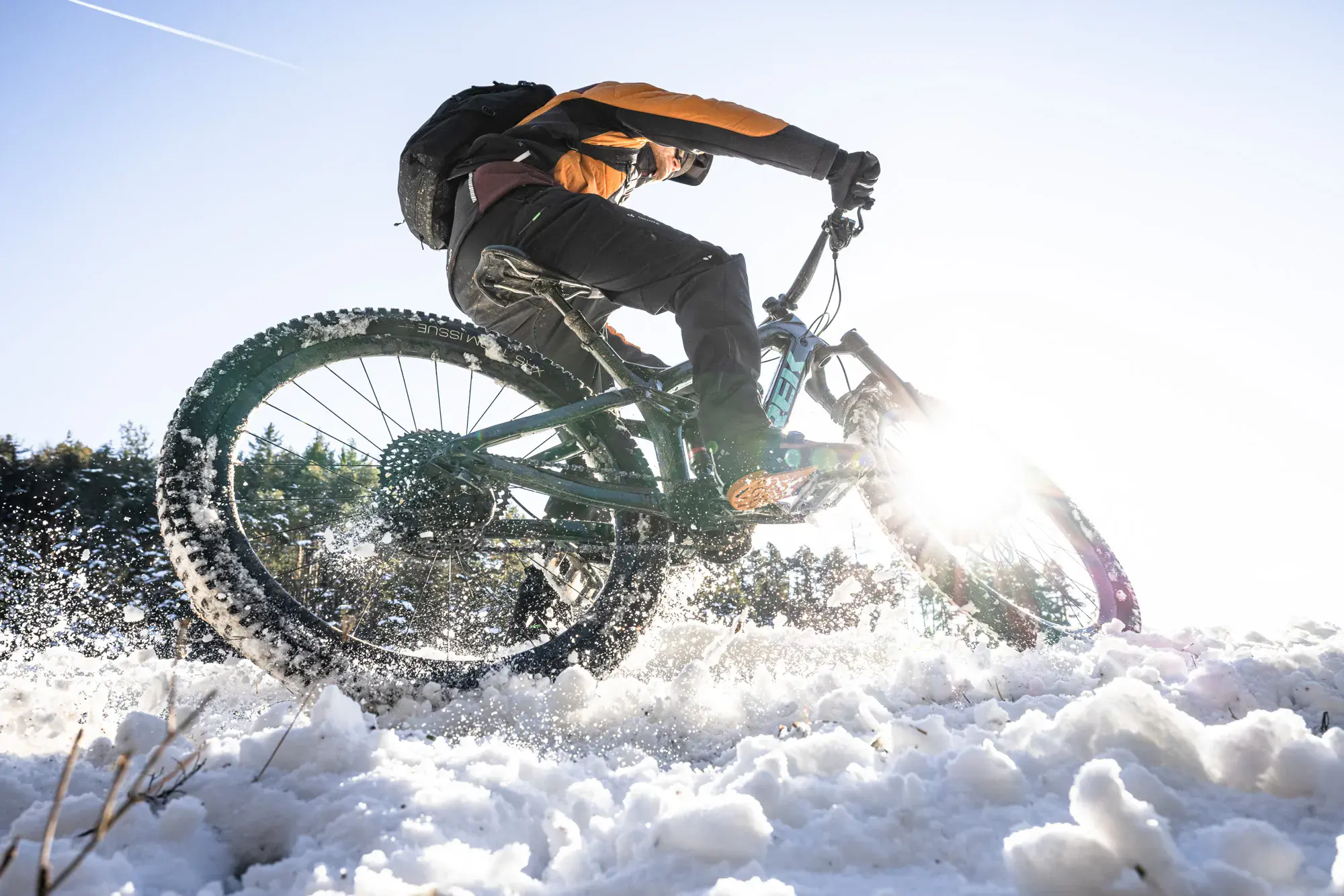 Ciclismo outdoor con equipamiento sostenible VAUDE