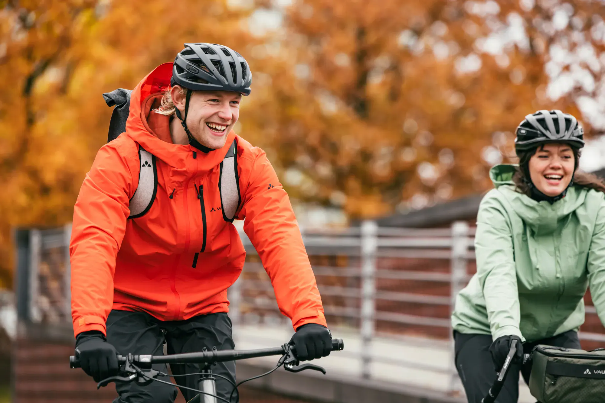Ciclismo urbano con equipamiento sostenible VAUDE