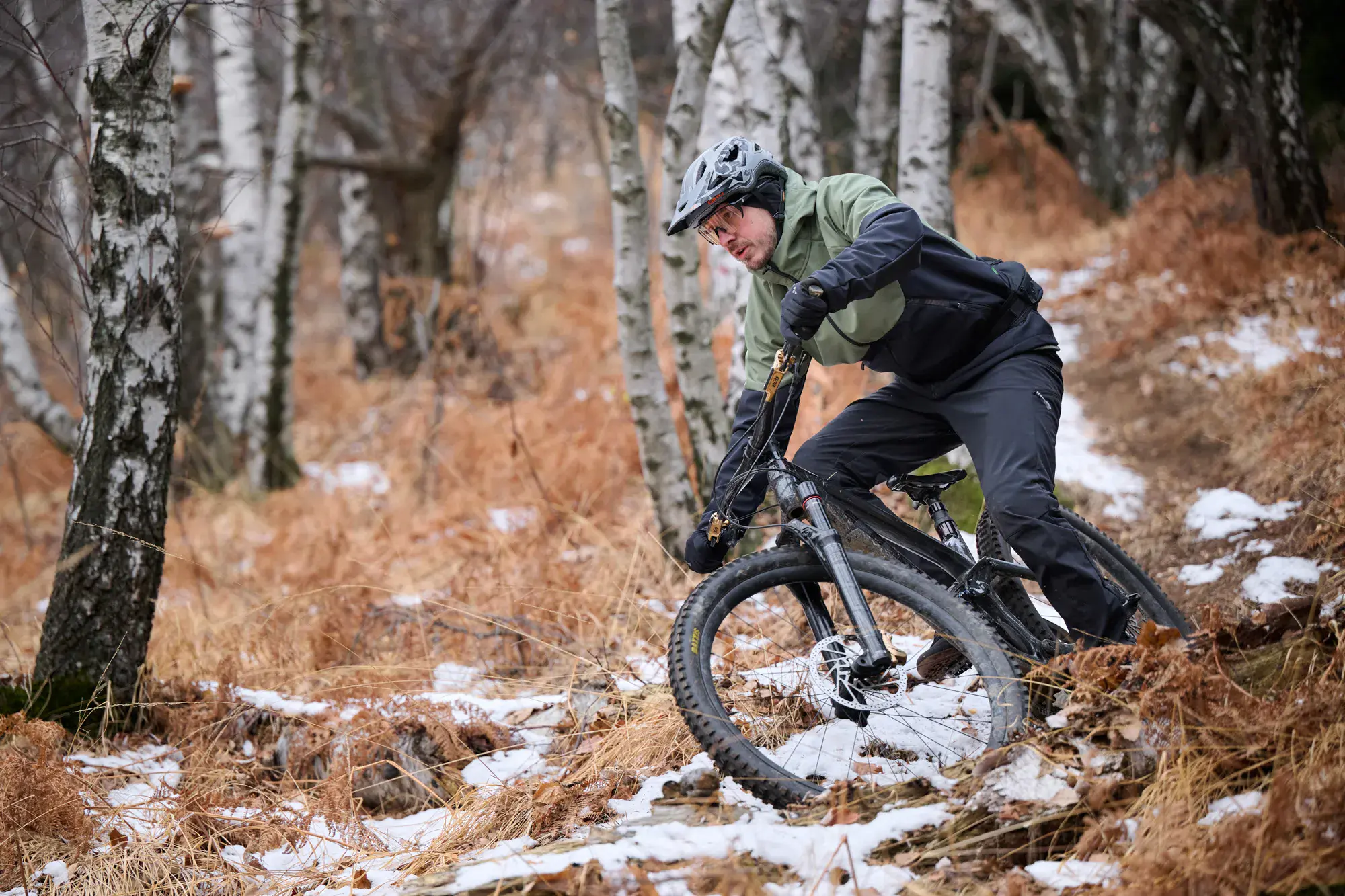Bicicleta de montaña con material outdoor sostenible VAUDE