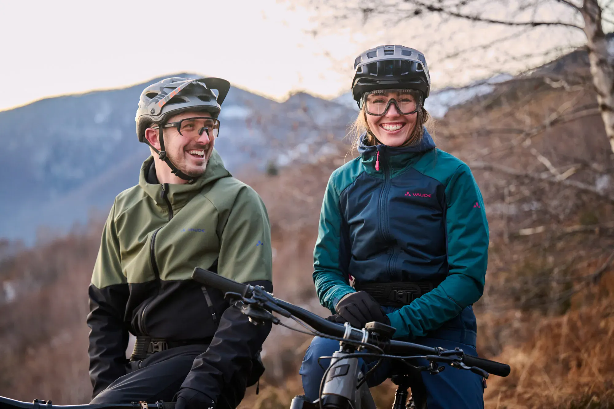 Ciclismo outdoor con equipamiento sostenible VAUDE